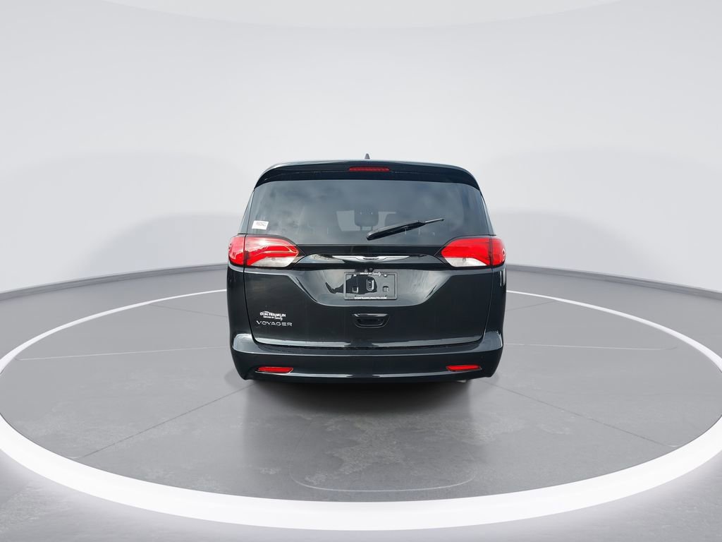 Used 2023 Chrysler Voyager LX image 7