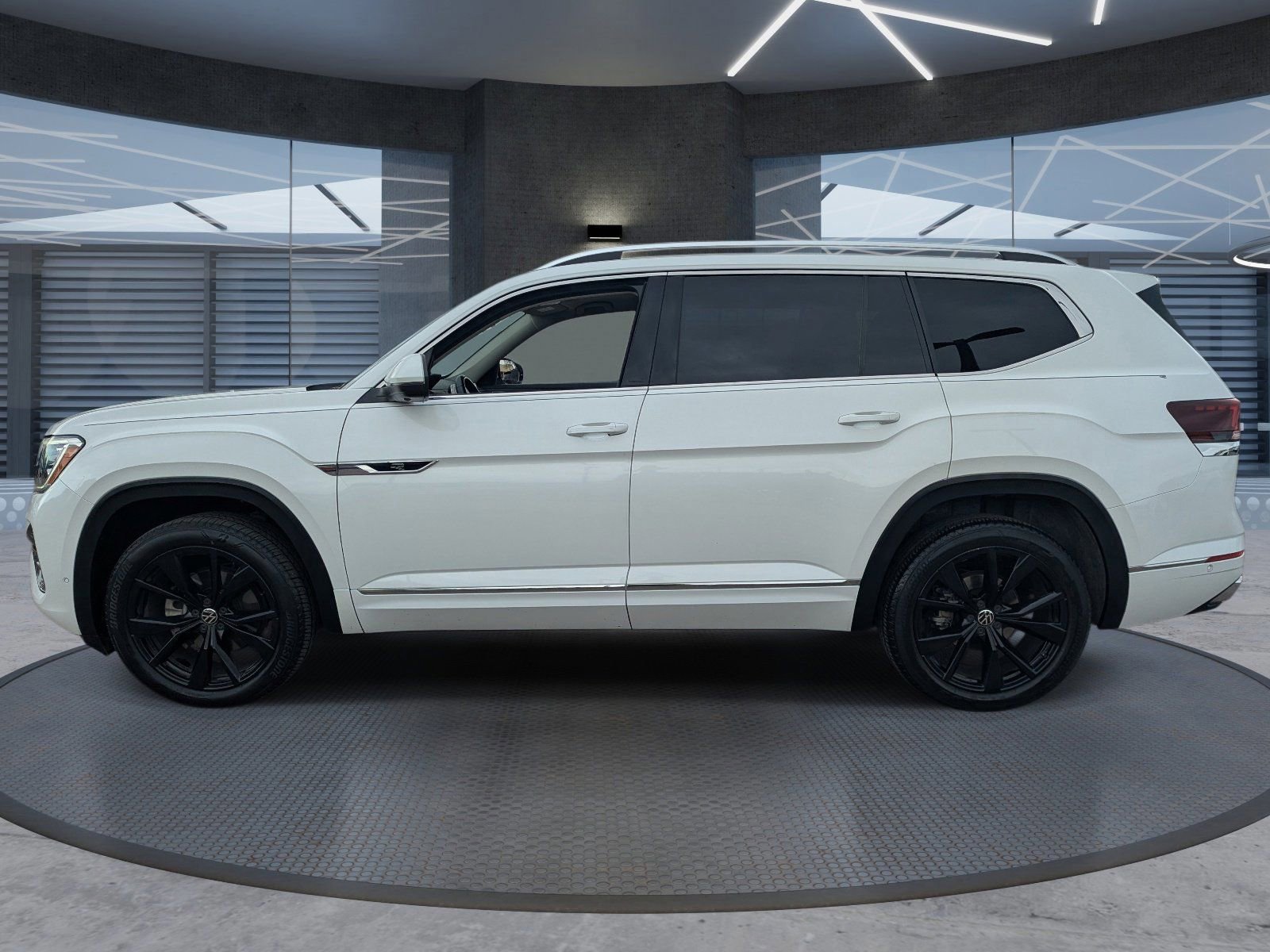 Used 2024 Volkswagen Atlas SEL Premium R-Line image 3