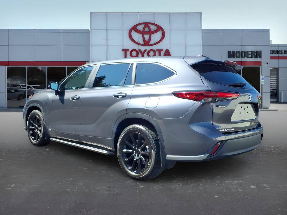 Used 2023 Toyota Highlander LE AWD/4WD image 3