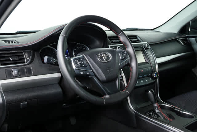 Used 2016 Toyota Camry SE image 4