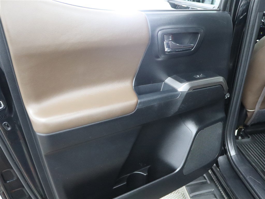 Used 2021 Toyota Tacoma Limited AWD/4WD image 18