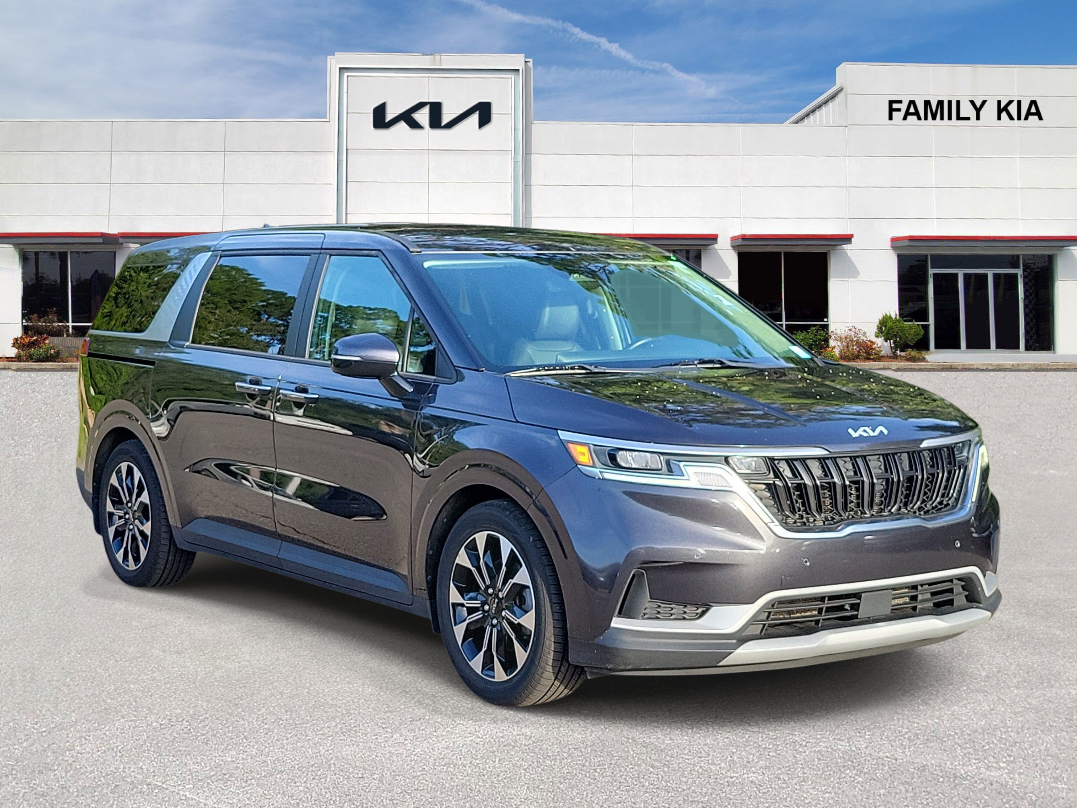Used 2022 Kia Carnival EX FWD image 1