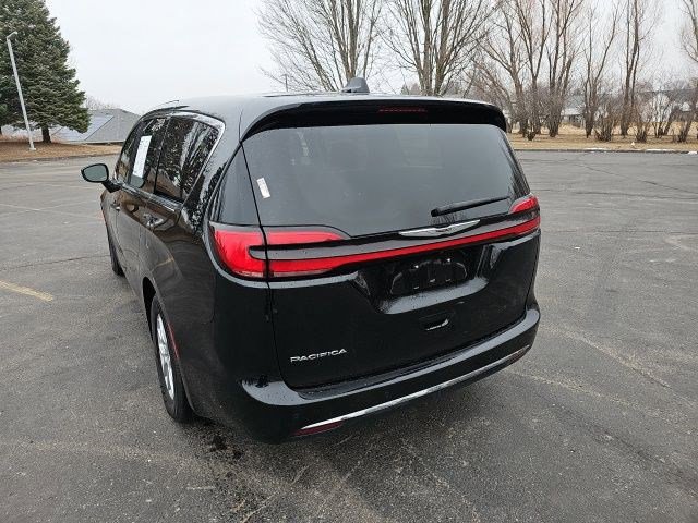 Used 2024 Chrysler Pacifica Touring-L image 3