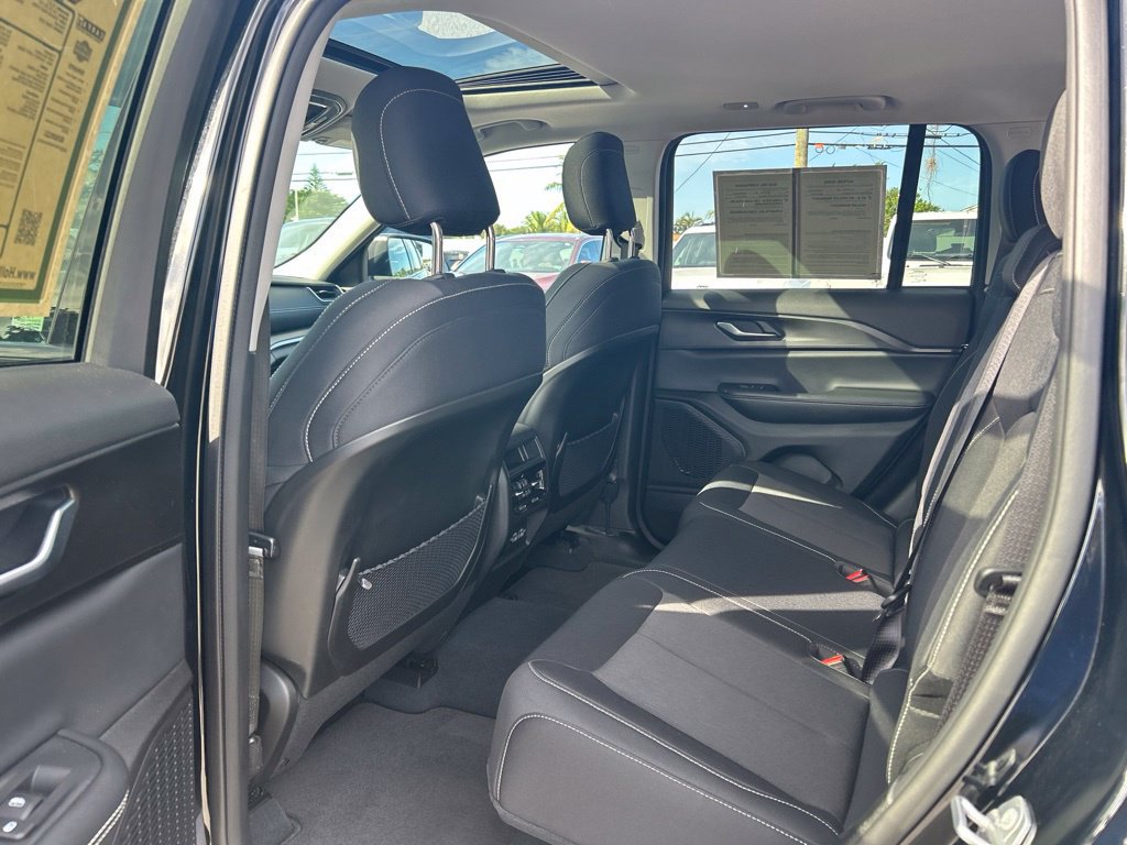 Used 2023 Jeep Grand Cherokee Laredo w/ Luxury Tech Group I RWD image 31