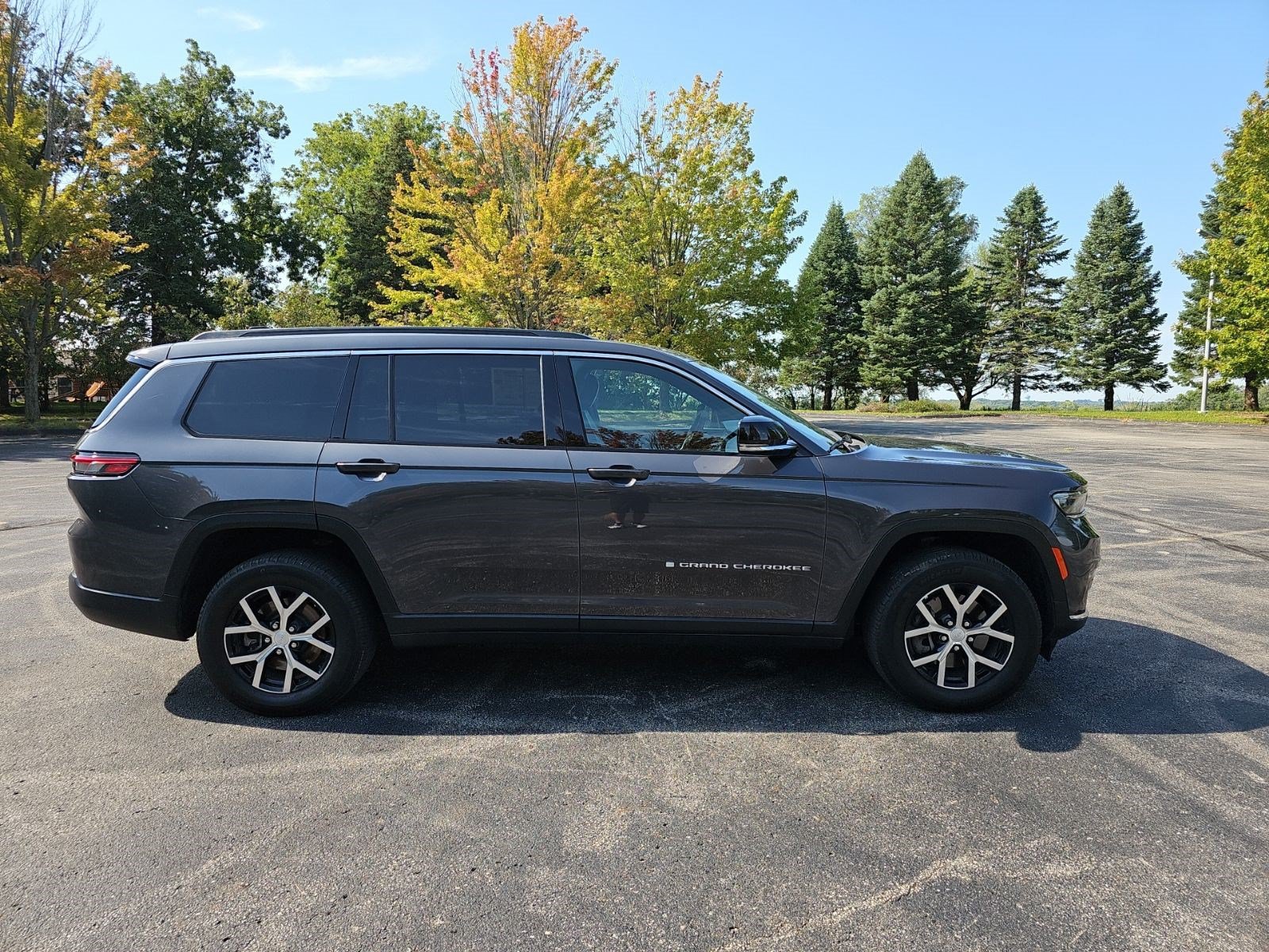 Used 2024 Jeep Grand Cherokee L Limited AWD/4WD image 7