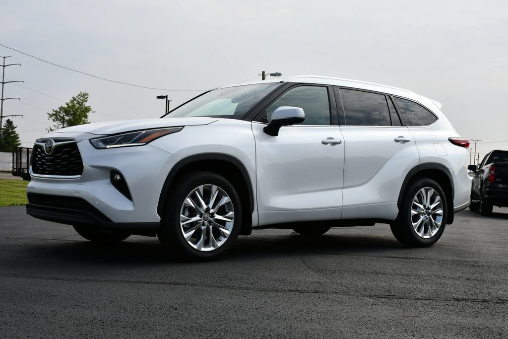 Used 2024 Toyota Highlander Limited FWD image 3