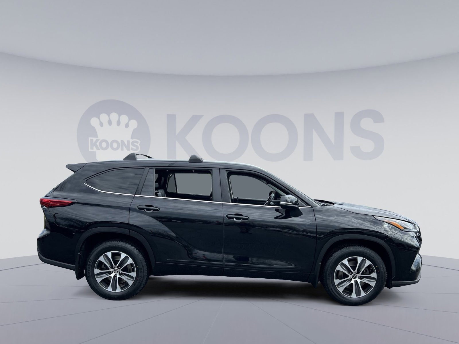 Used 2023 Toyota Highlander XLE image 8