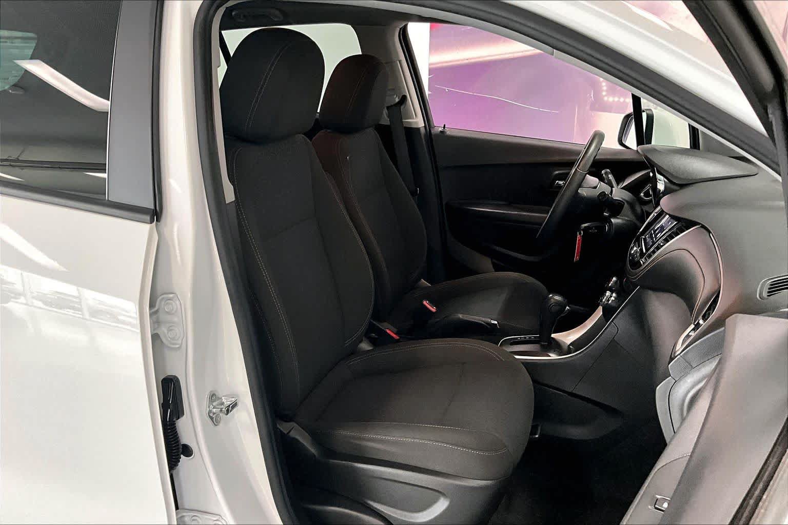 Used 2022 Chevrolet Trax LS w/ Tint and Cruise Package AWD/4WD image 12