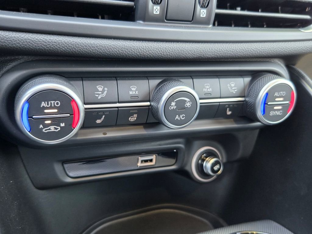 New 2025 Alfa Romeo Giulia w/ Veloce Package Rwd image 9