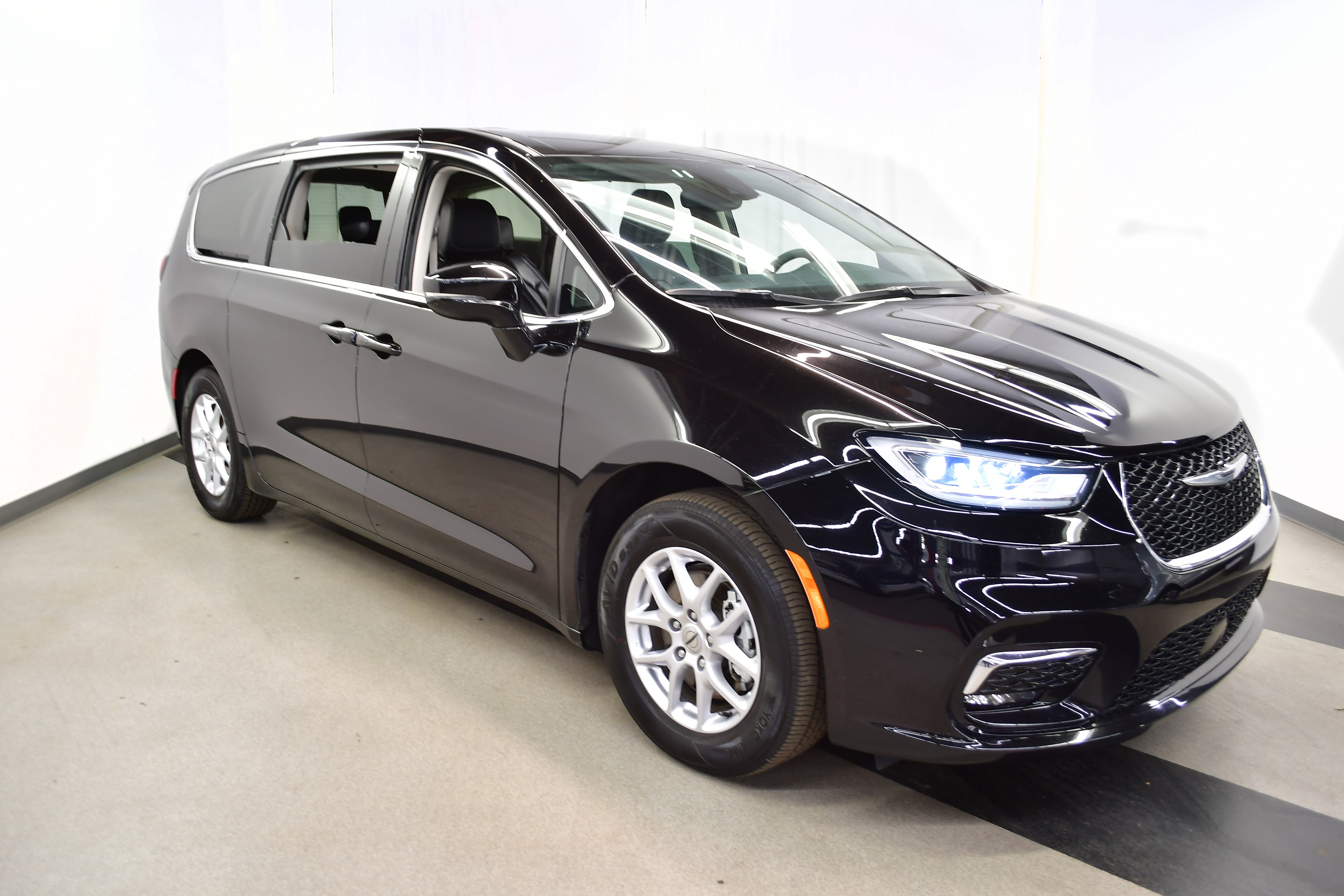 Used 2024 Chrysler Pacifica Touring-L image 2