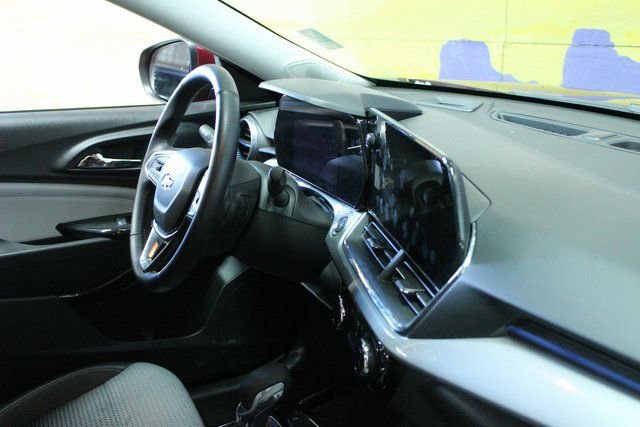 Used 2025 Chevrolet Trax LT w/ LT Convenience Package image 12