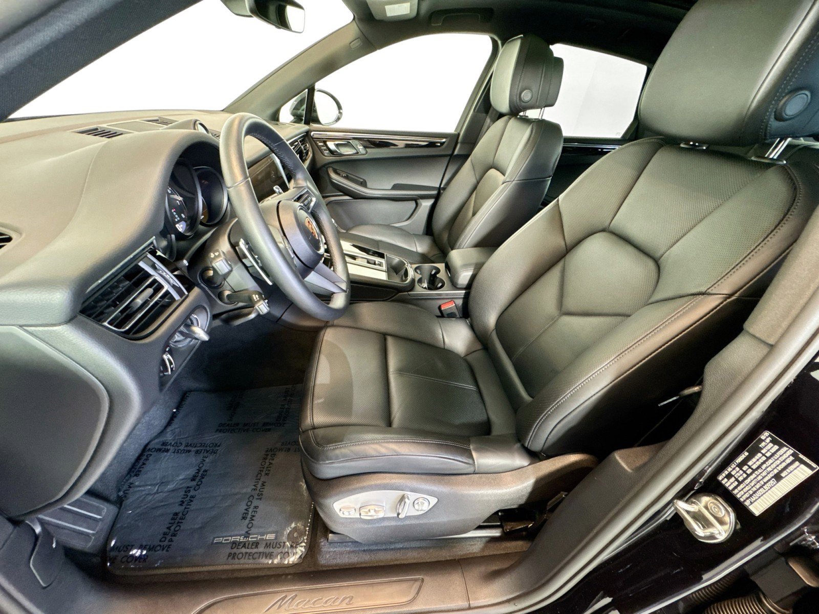 Certified 2025 Porsche Macan image 5