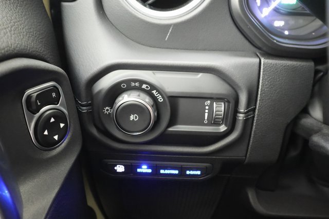 Used 2025 Jeep Wrangler Unlimited Sahara image 18