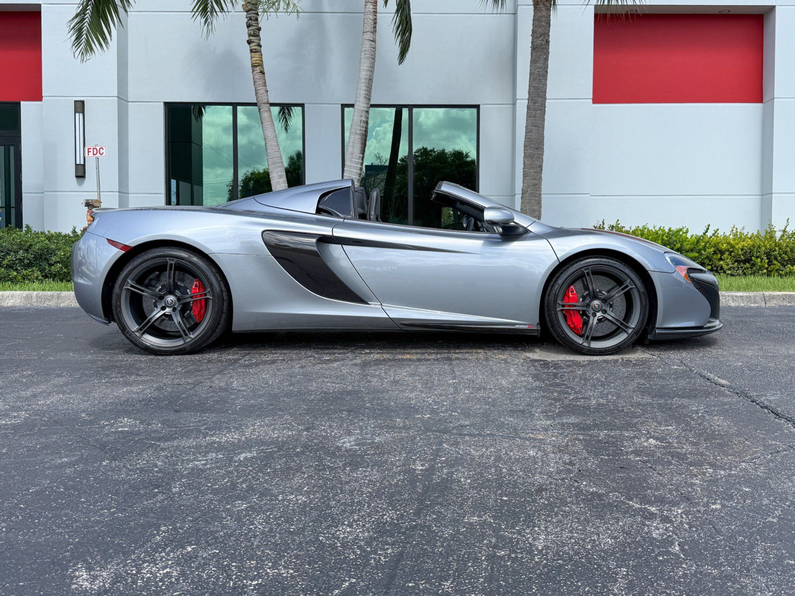 Used 2015 McLaren 650S Spider RWD image 2