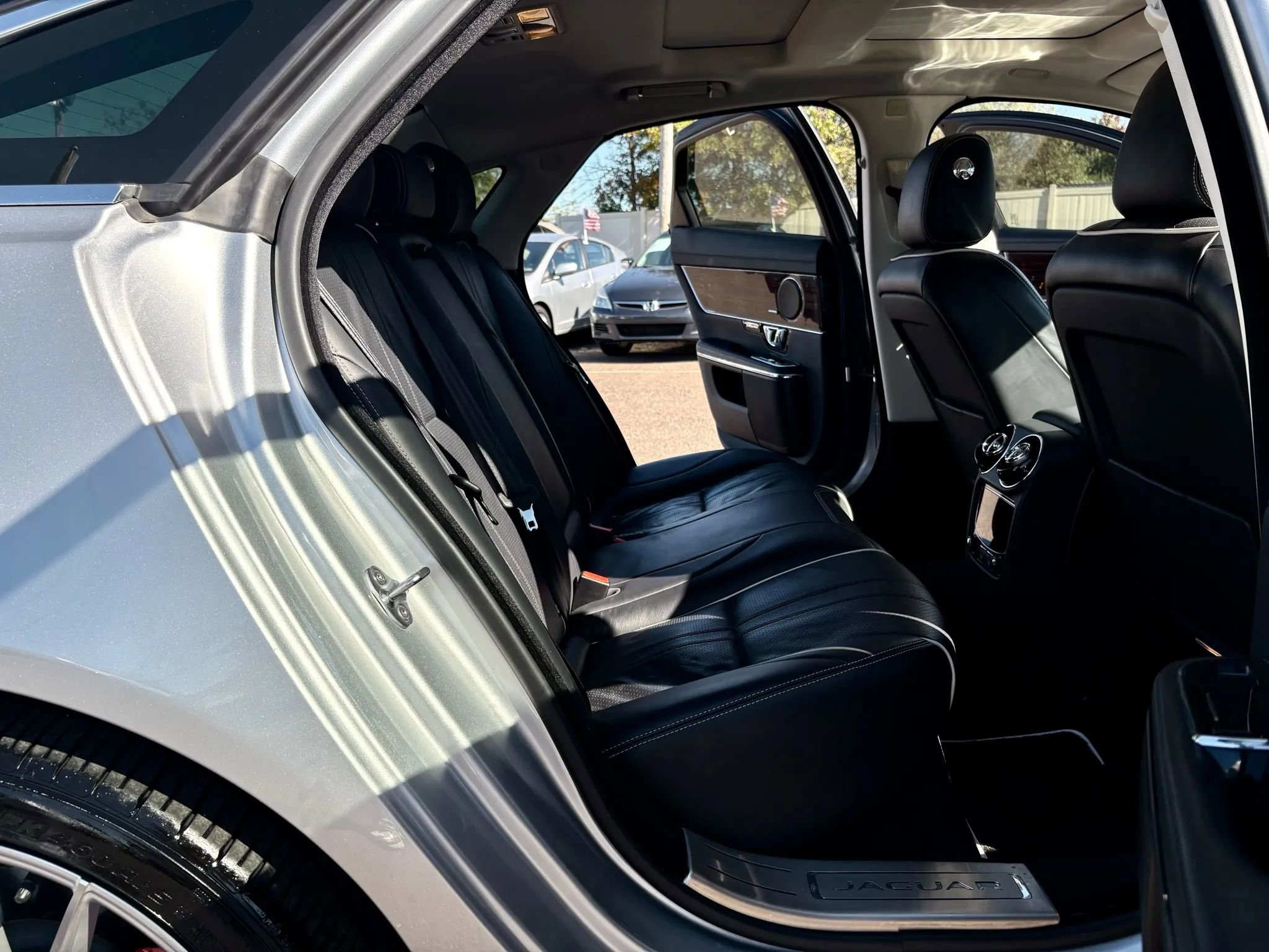 Used 2017 Jaguar XJ R-Sport image 24