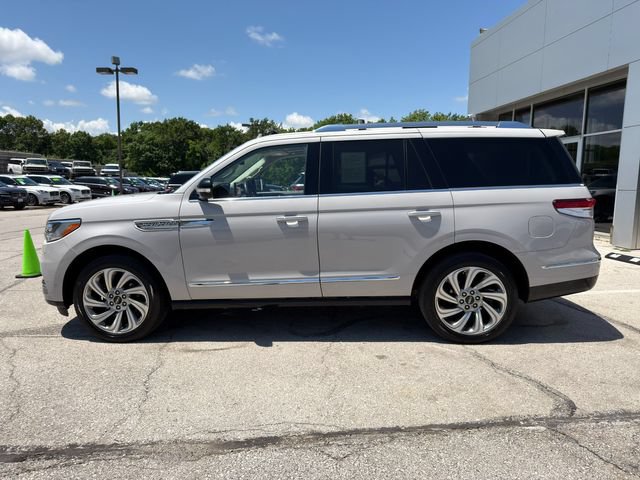 Used 2024 Lincoln Navigator Premiere AWD/4WD image 4