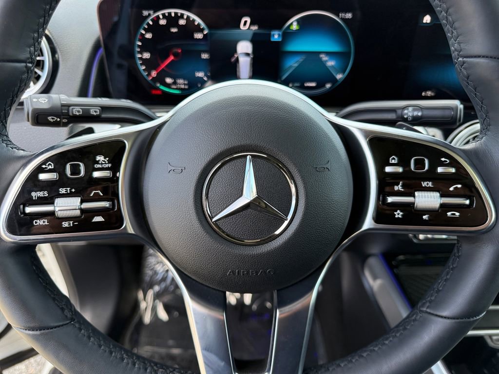 Used 2023 Mercedes-Benz EQB 300 4MATIC image 23