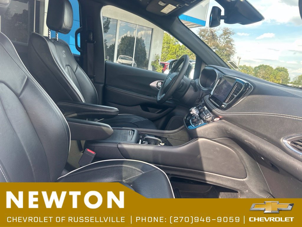Used 2025 Chrysler Pacifica Limited FWD image 7