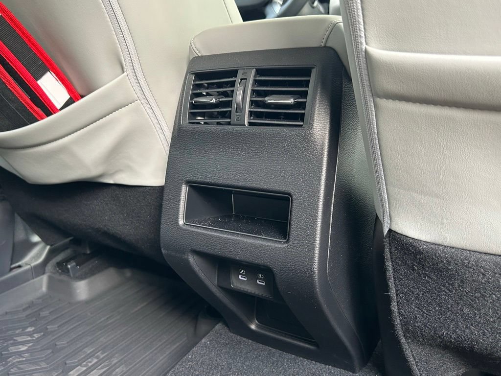 Used 2025 Mitsubishi Outlander SE FWD image 38