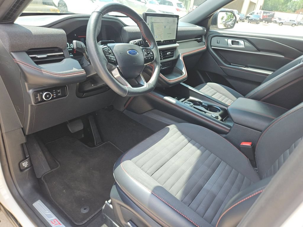 Used 2025 Ford Explorer ST-Line w/ ST-Line Street Pack AWD/4WD image 13