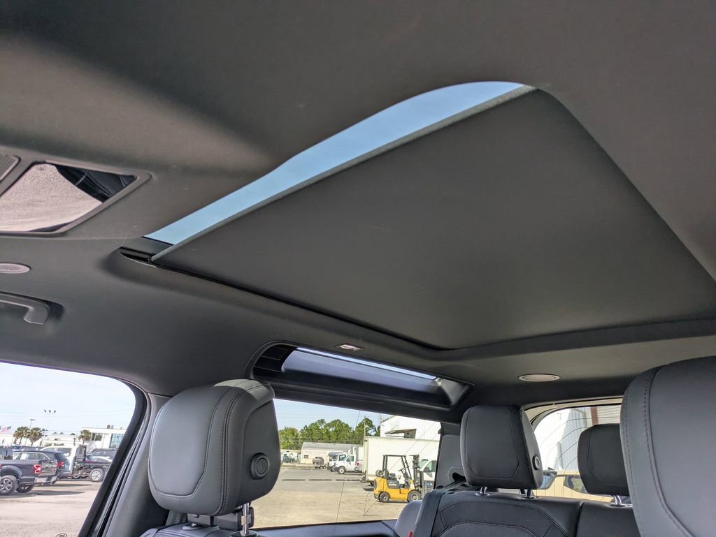 Used 2023 Land Rover Defender 90 X-Dynamic SE image 17