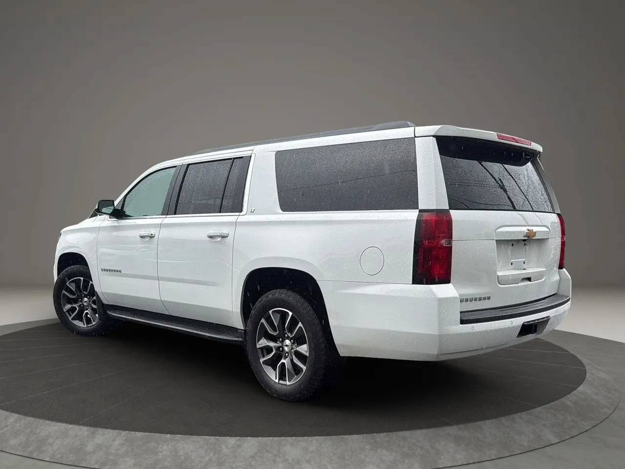 Used 2019 Chevrolet Suburban LT w/ Luxury Package AWD/4WD image 4