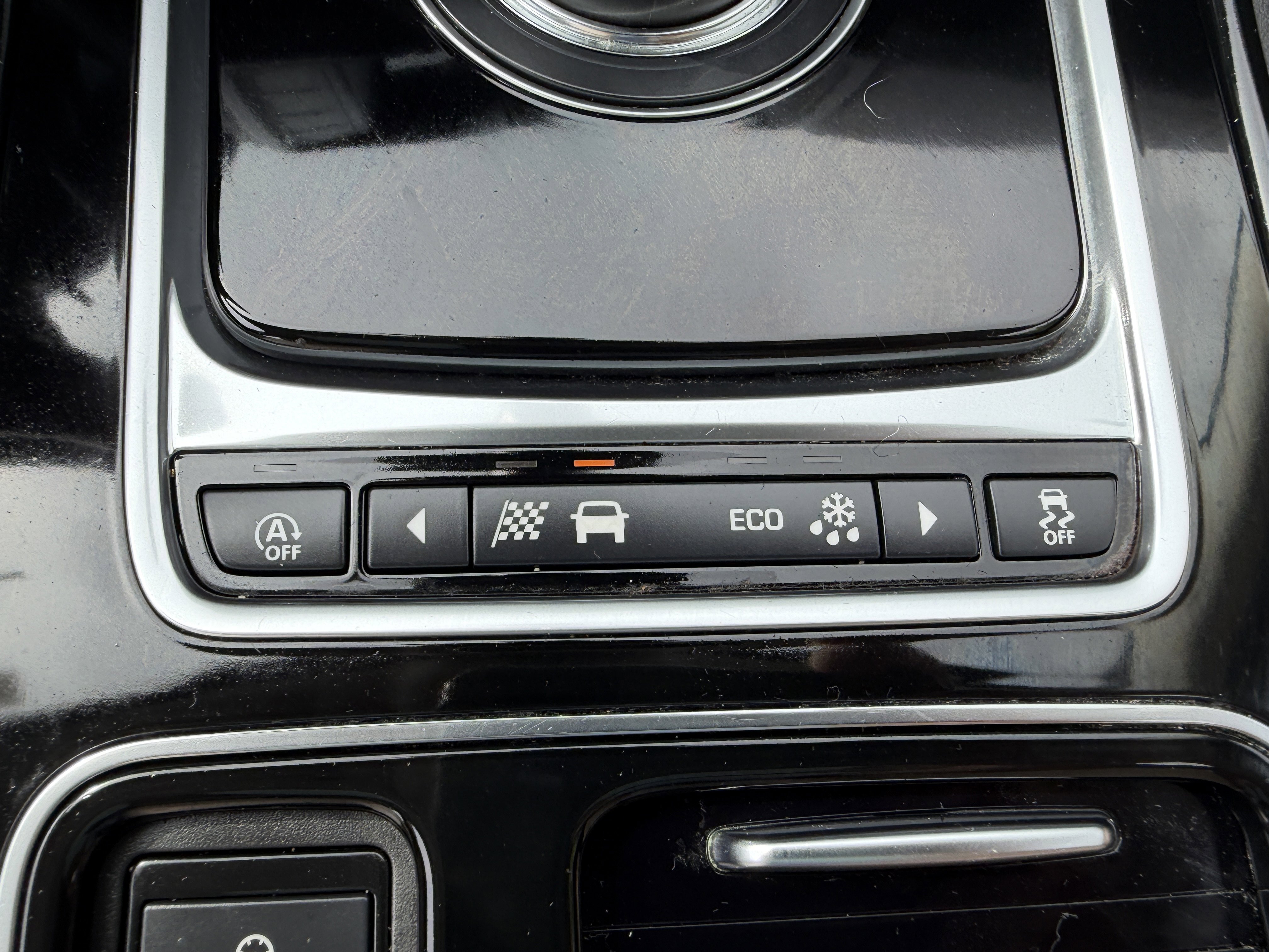 Used 2018 Jaguar XE image 28