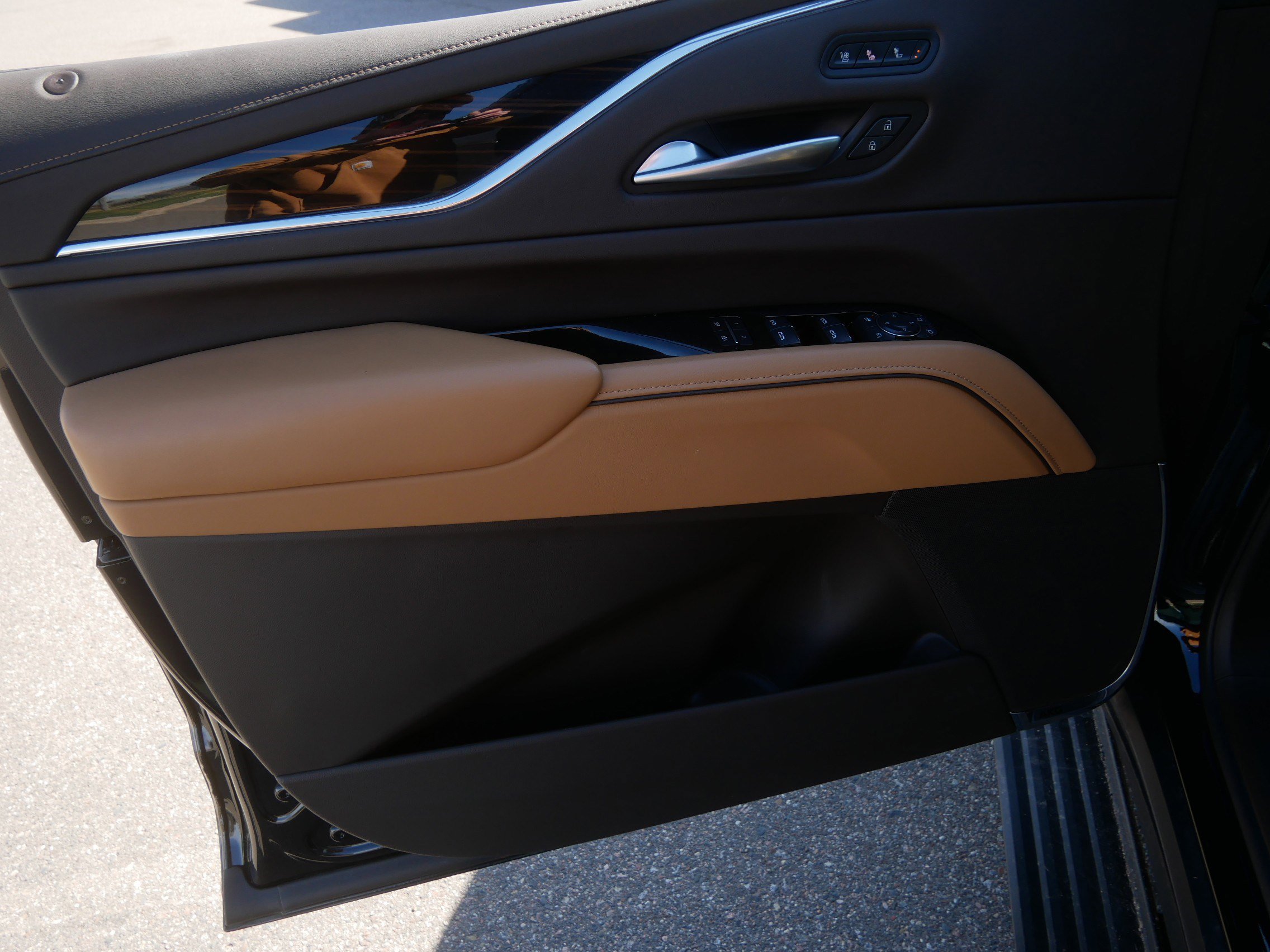 Used 2024 Cadillac Escalade ESV Sport w/ LPO, ONYX Package AWD/4WD image 21