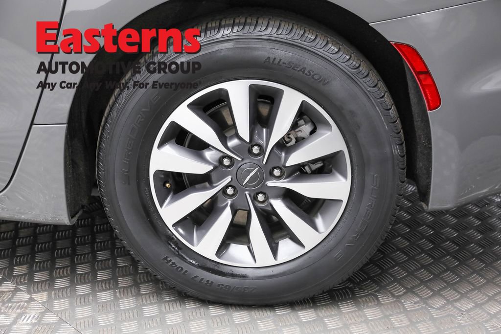 Used 2022 Chrysler Pacifica Touring-L image 8