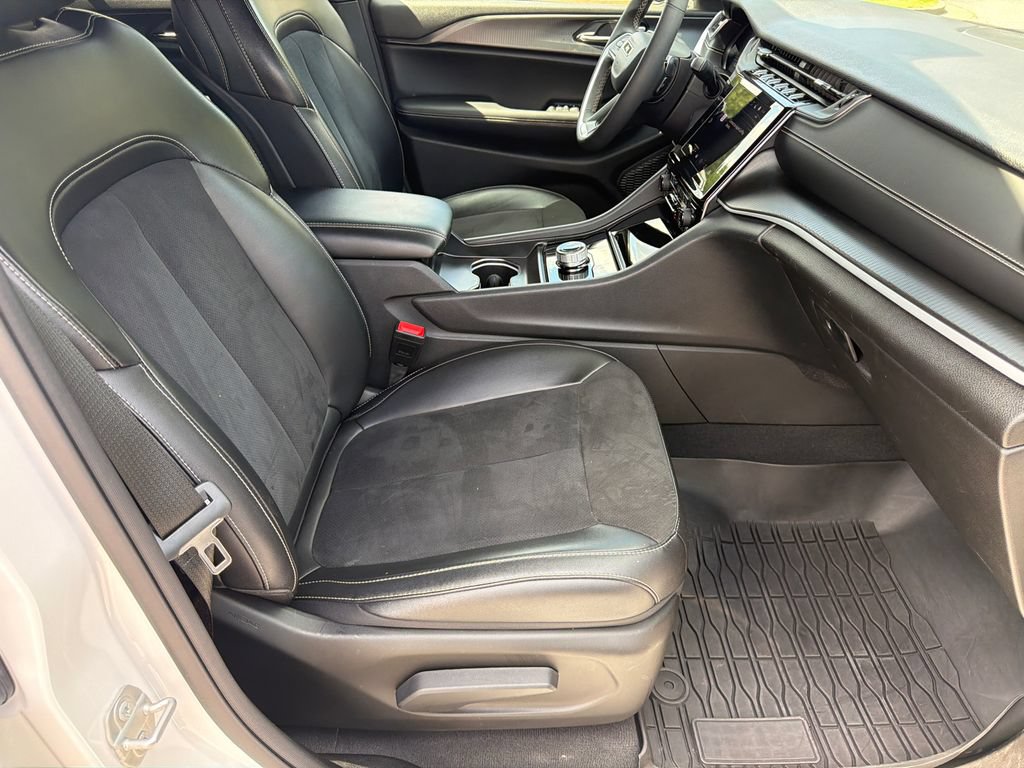 Used 2024 Jeep Grand Cherokee Altitude AWD/4WD image 13