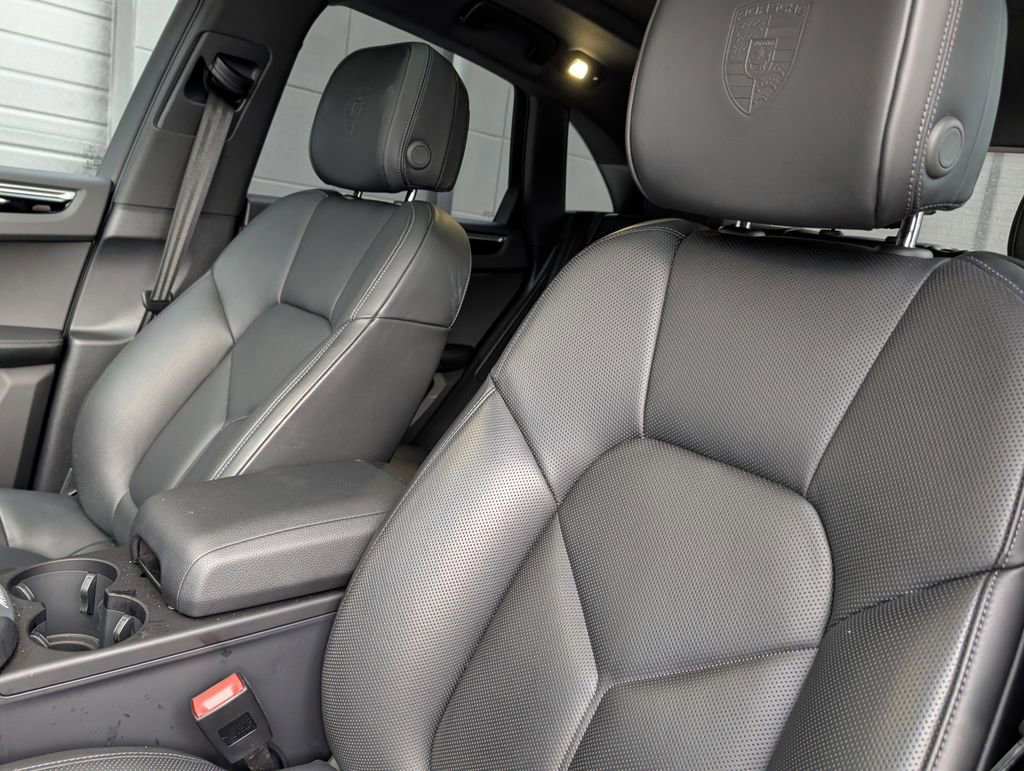 New 2025 Porsche Macan Turbo image 5