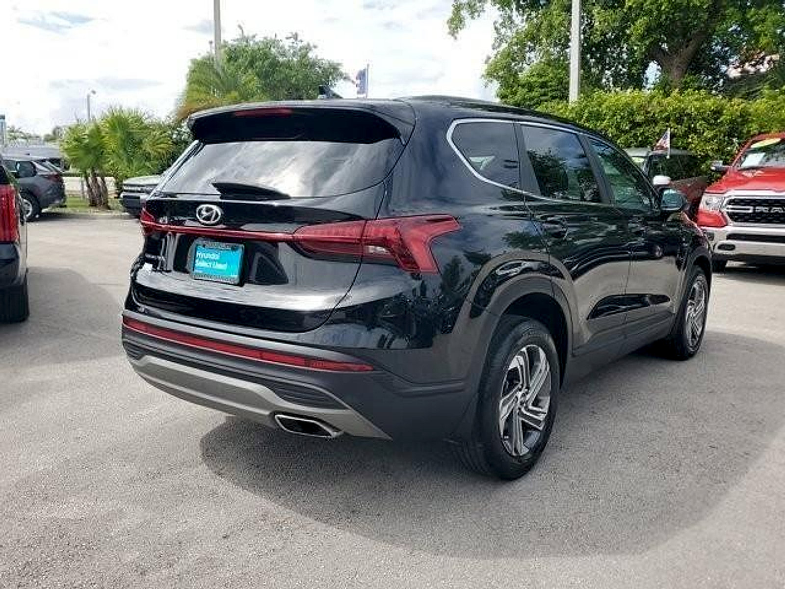Used 2023 Hyundai Santa Fe SE w/ Cargo Package FWD image 5
