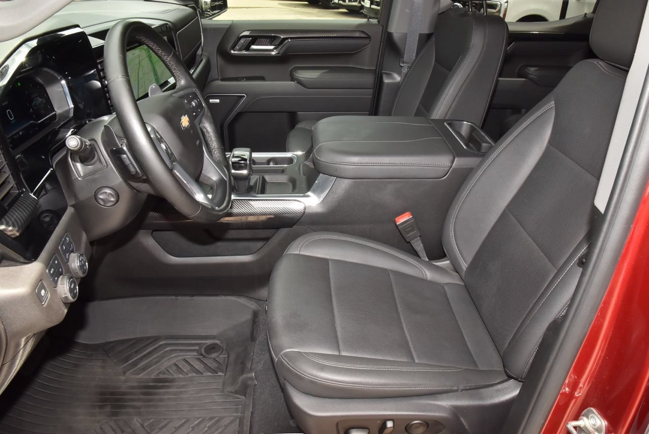 Used 2025 Chevrolet Silverado 1500 LTZ AWD/4WD image 13