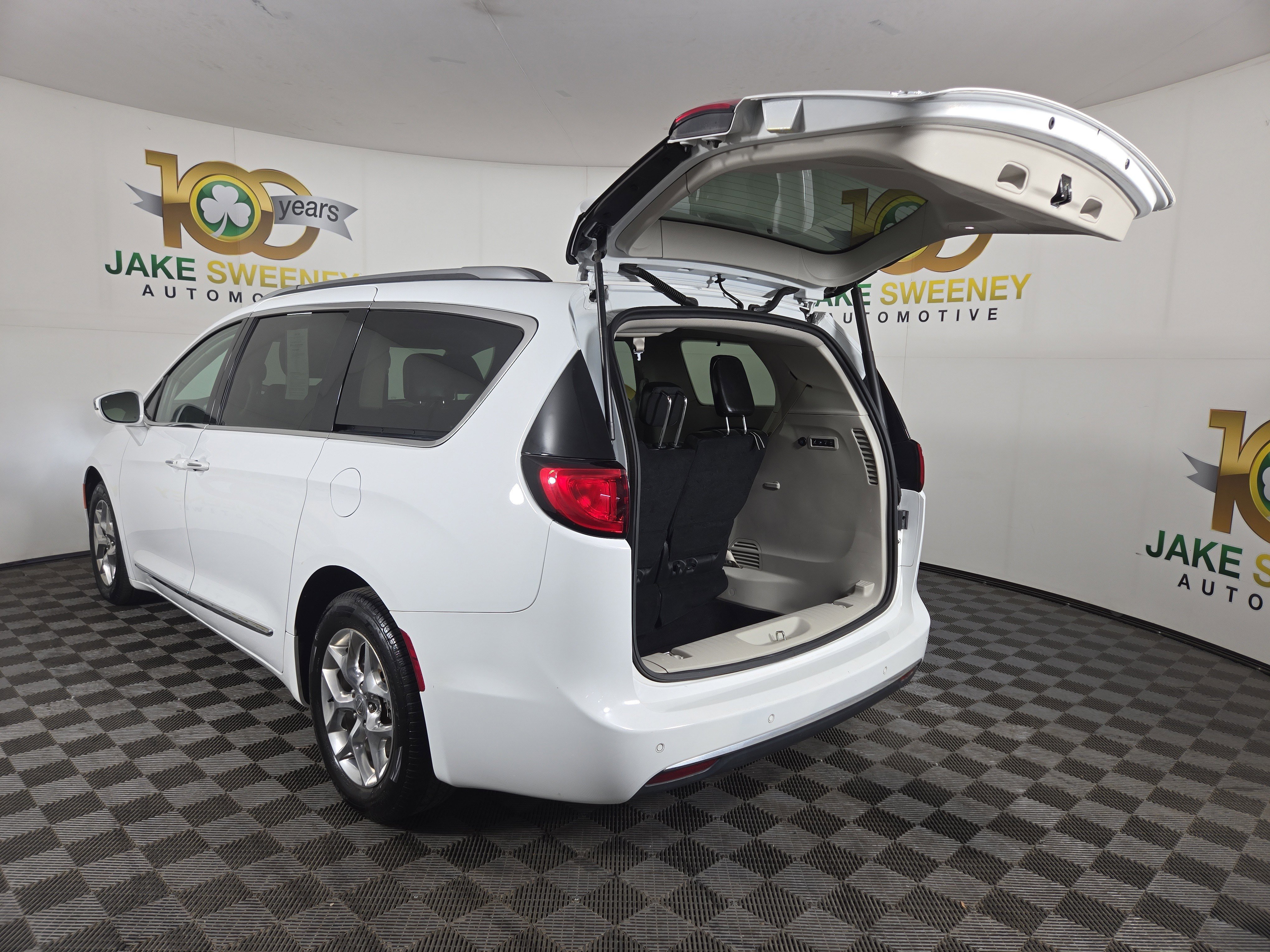 Used 2018 Chrysler Pacifica Limited image 33