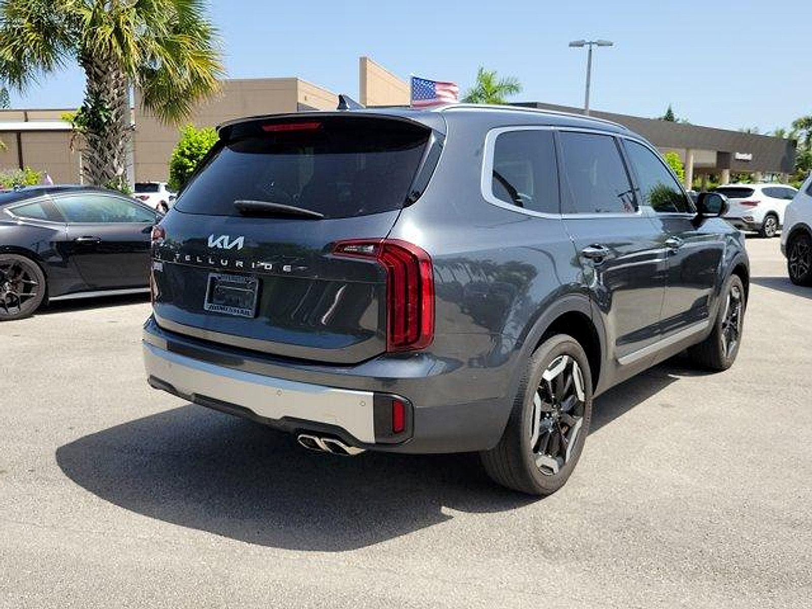 Used 2024 Kia Telluride S w/ S Sunroof Package FWD image 5