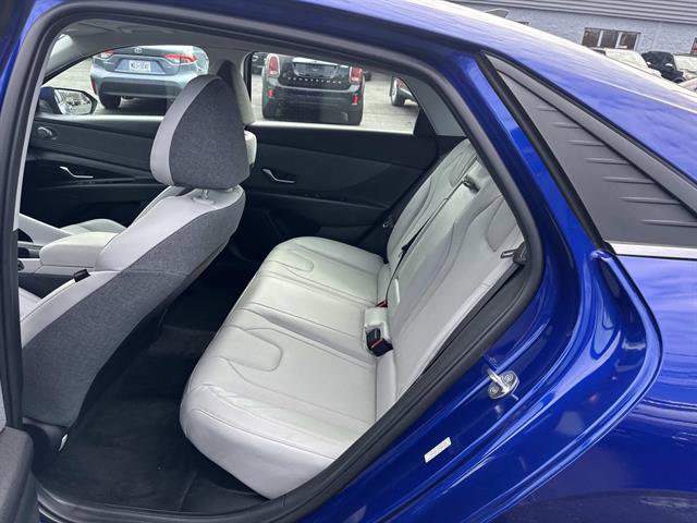 Used 2022 Hyundai Elantra Limited image 8