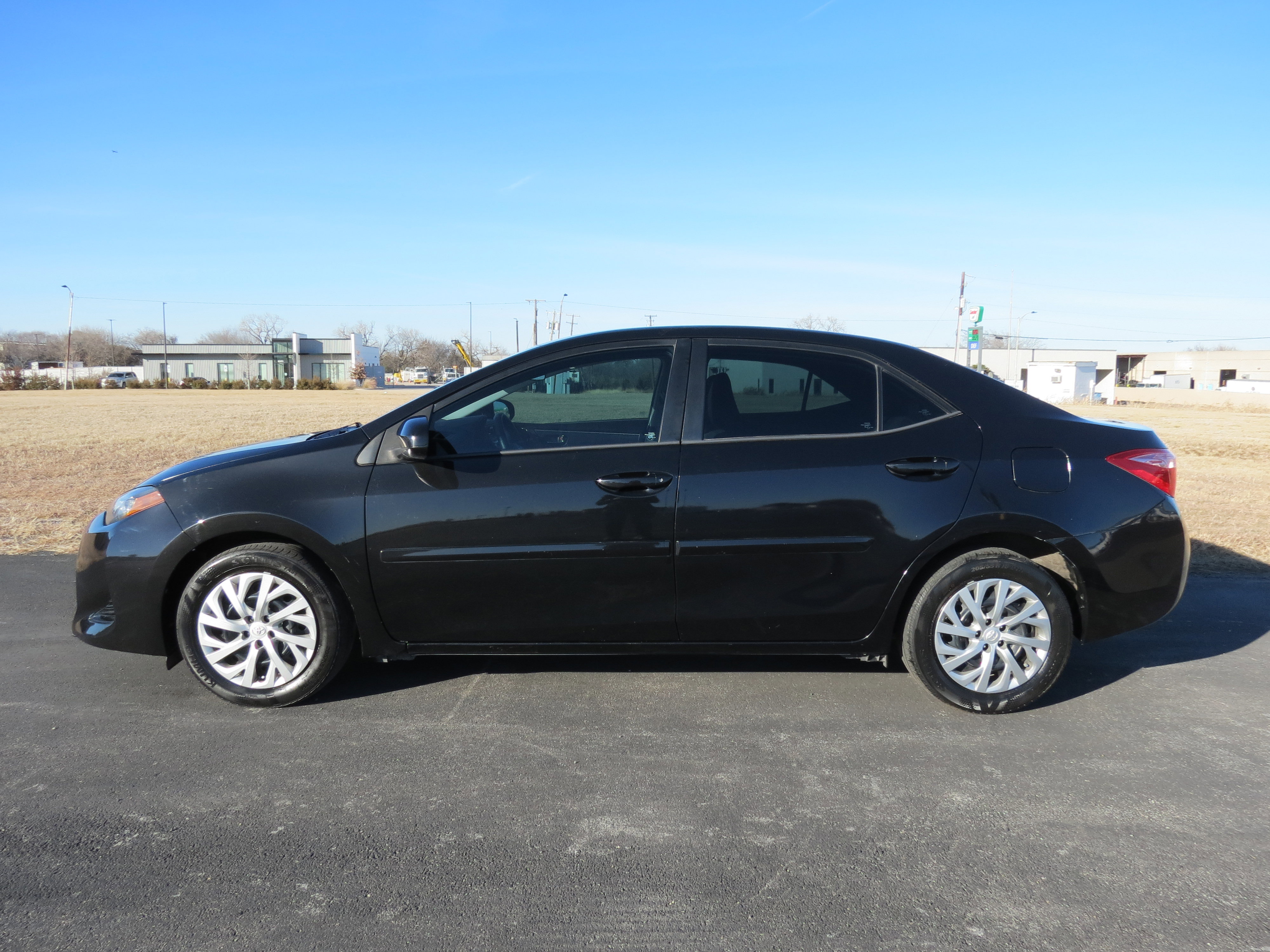 Used 2017 Toyota Corolla LE FWD image 3