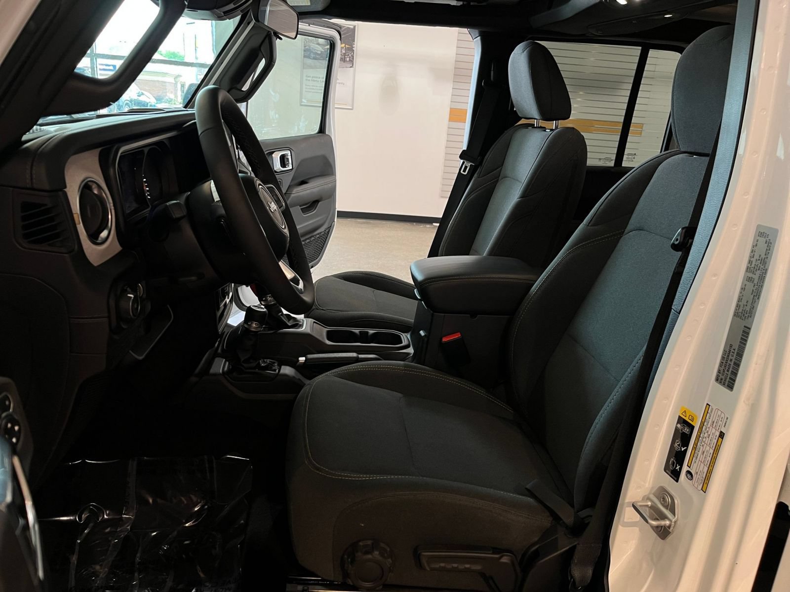 Used 2025 Jeep Wrangler Unlimited Sahara AWD/4WD image 27