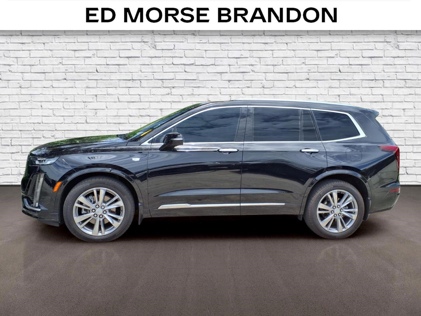 Used 2023 Cadillac XT6 Premium Luxury w/ Technology Package FWD image 2