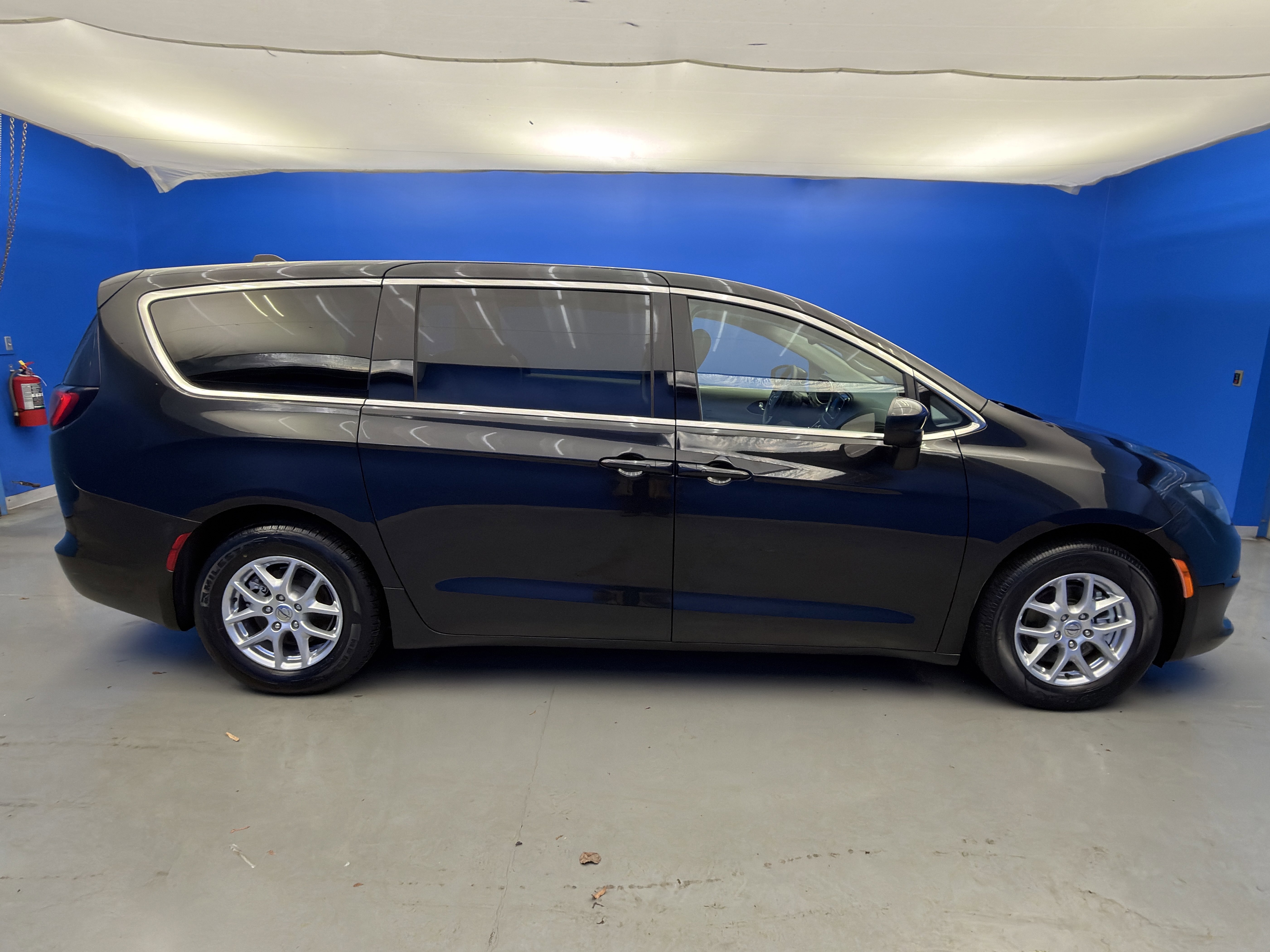 Used 2023 Chrysler Voyager LX image 8