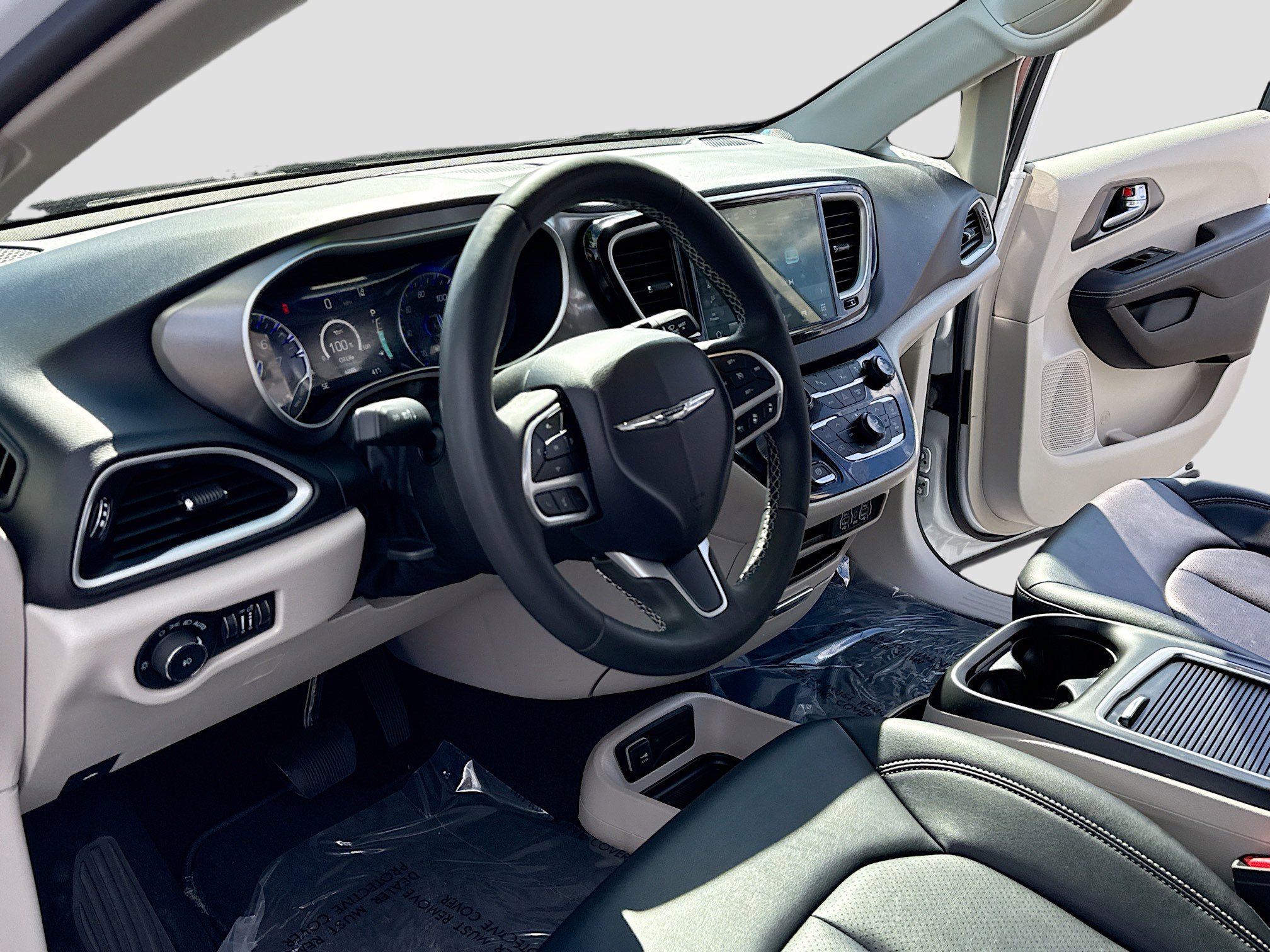 Used 2024 Chrysler Pacifica Touring-L FWD image 4
