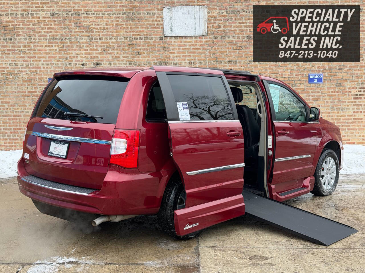 Used 2014 Chrysler Town & Country Touring image 1