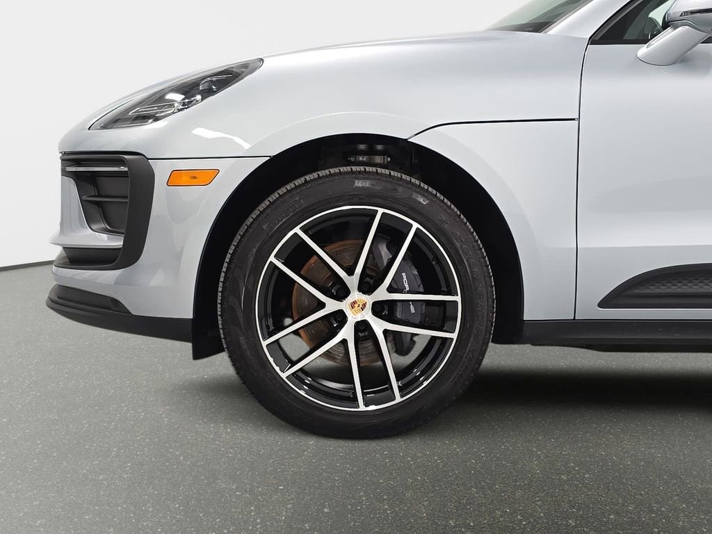 Certified 2025 Porsche Macan AWD/4WD image 10