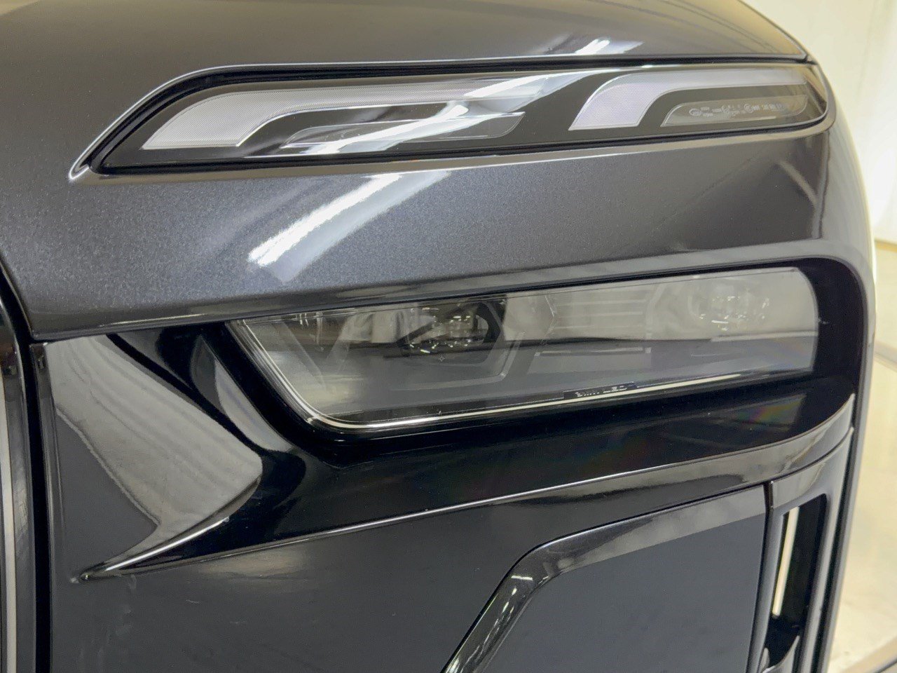 Certified 2025 BMW 750e xDrive AWD/4WD image 12
