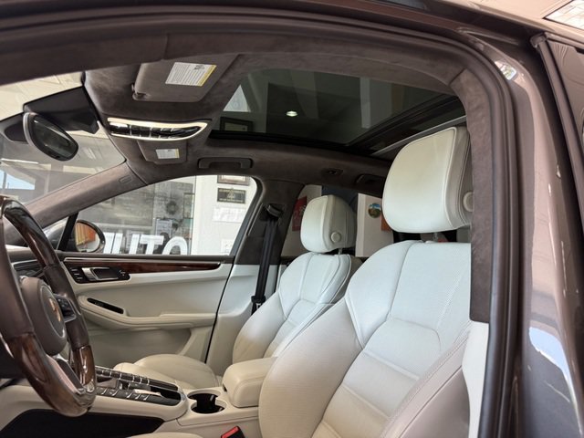 Used 2016 Porsche Macan Turbo AWD/4WD image 12