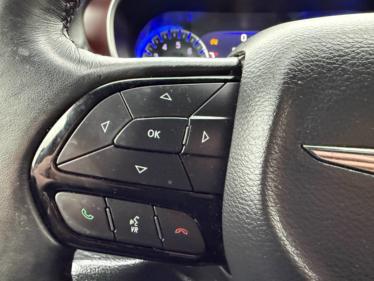 Used 2020 Chrysler Pacifica Touring-L image 38