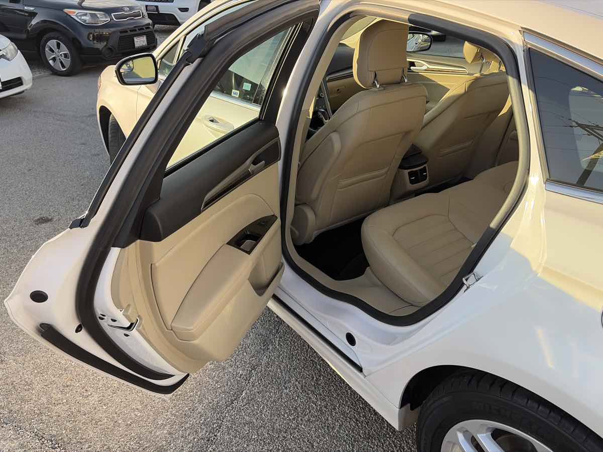 Used 2013 Ford Fusion SE FWD image 11