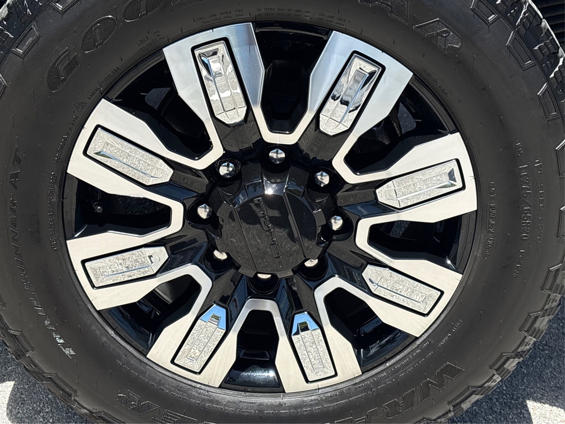 Used 2024 GMC Sierra 2500 Denali w/ Denali Reserve Package image 12