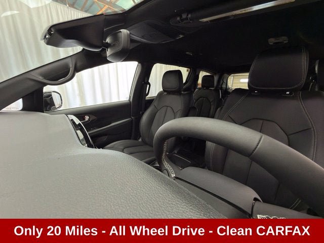 Used 2025 Chrysler Pacifica Select AWD/4WD image 5