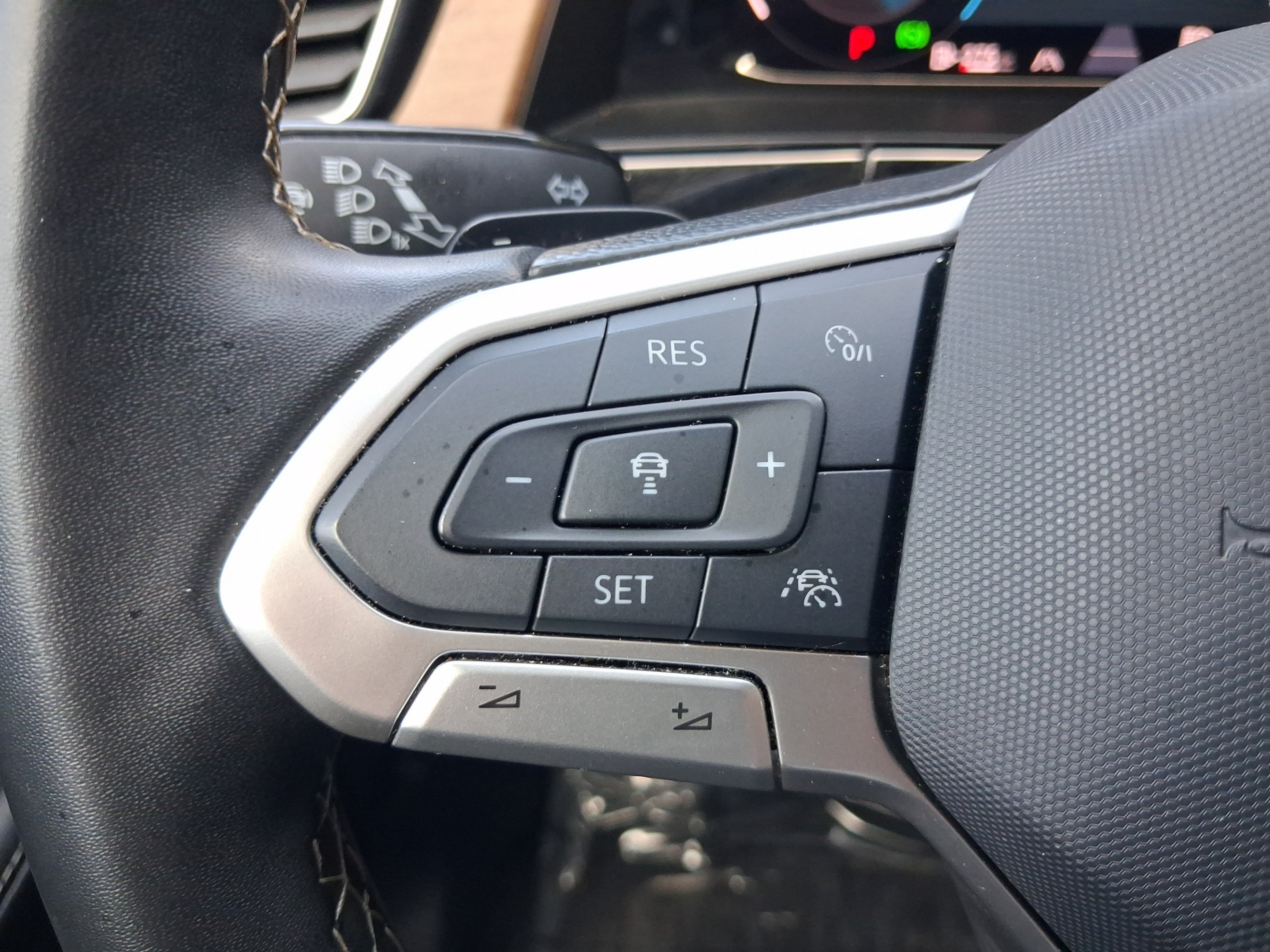 Used 2025 Volkswagen Atlas SE AWD/4WD image 24